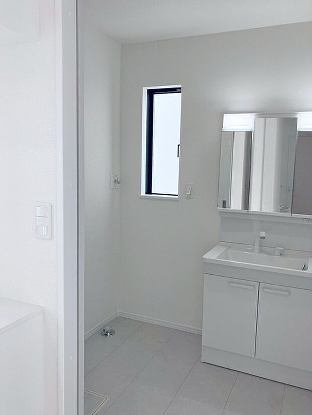 三面鏡に洗面台。 コンセントに照明機能、多機能性を備えた設備です。  