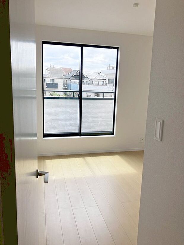 洋室はモダンなデザインと機能性を備え、快適な生活空間に。明るい窓から差し込む自然光が広々とした空間をさらに明るく開放的に感じさせます。  