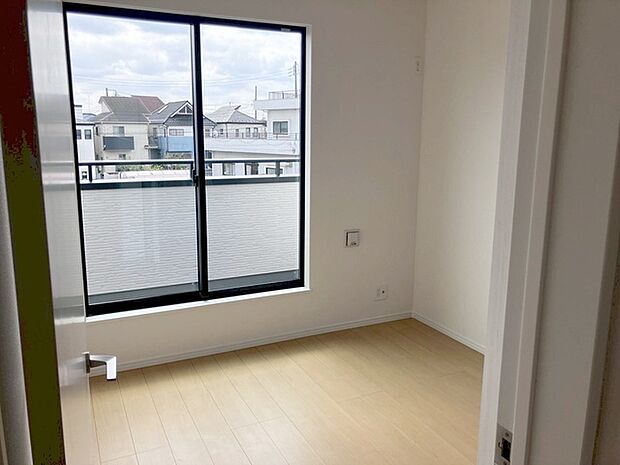 スマートなデザインと賢い収納が生活を快適にします。広々とした雰囲気を演出する工夫が施され、生活空間の魅力を引き出します。  