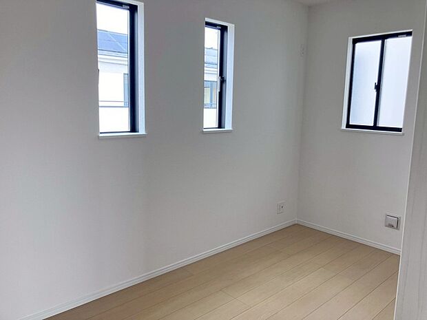 実際に室内をご見学頂くと生活のイメージが広がると思います。家具を置いたイメージや窓からの景色など。周辺で販売に出している物件も一緒にまとめてご見学頂き、比較する事もできます。