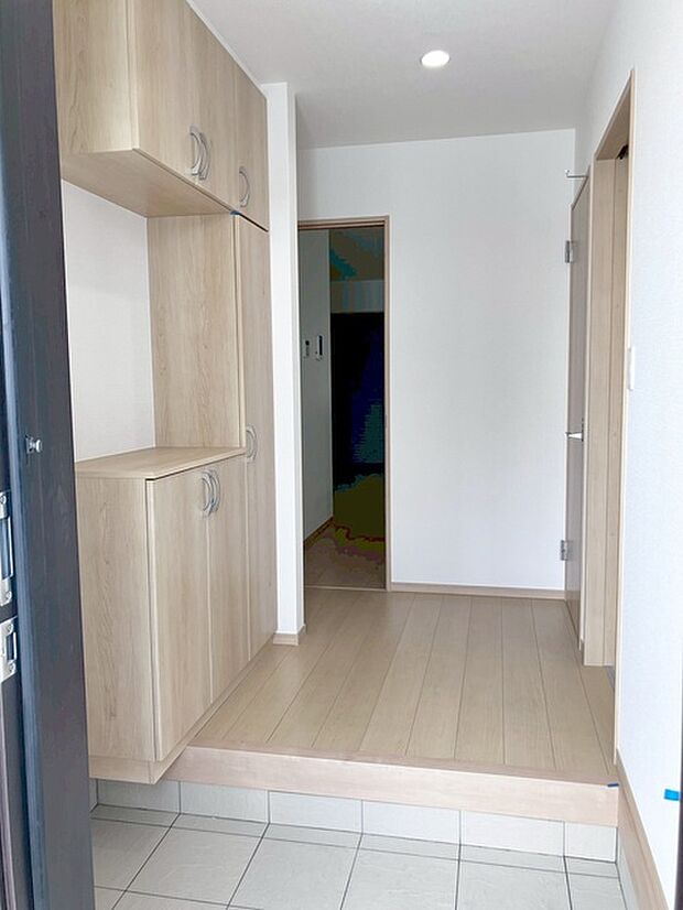 玄関は家の第一印象を左右する重要な場所。ほどよい広さとスタイリッシュな色遣いが印象的です。