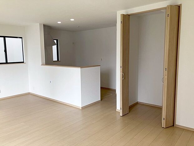 カウンターキッチンならではの開放的な見通し、全体が見渡せることでご家族の団欒スペースもより明るく笑顔が溢れる空間となります。 