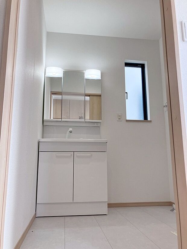 三面鏡に洗面台。 コンセントに照明機能、多機能性を備えた設備です。  