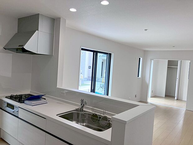 お料理をしながらリビングの家族やゲストとの会話が楽しめるカウンタータイプのキッチン。毎日のお料理を楽しく快適に。 