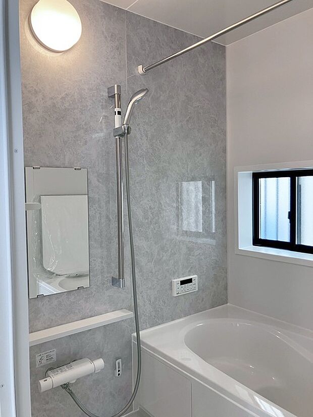 一日の疲れを癒してくれるゆったりとしたバスルームです。 