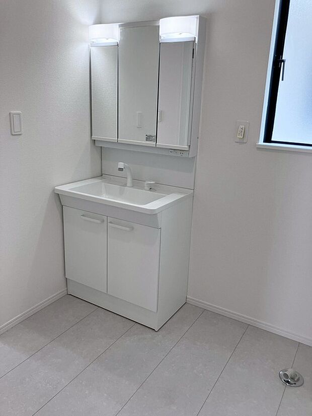 使いやすいタイプの洗面化粧台のあるランドリースペース 