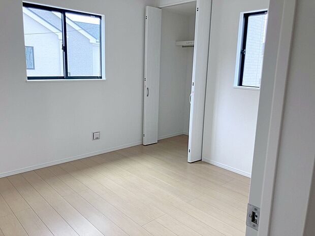 洋室はモダンなデザインと機能性を備え、快適な生活空間に。明るい窓から差し込む自然光が広々とした空間をさらに明るく開放的に感じさせます。  