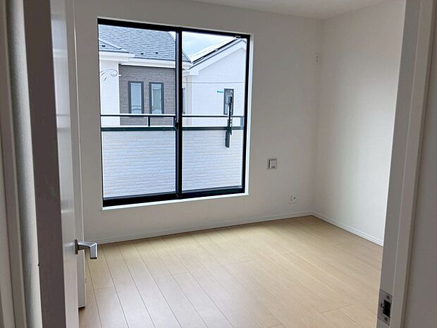 スタイリッシュなデザインと快適な居住性を兼ね備えた洋室。広々とした空間は、自分らしいインテリアを楽しむことができるほか、リラックスした時間を過ごすことができそうです。 