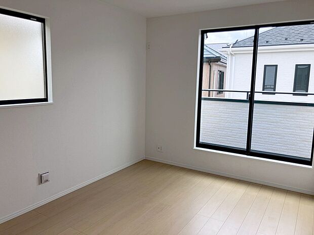 スマートなデザインと賢い収納が生活を快適にします。広々とした雰囲気を演出する工夫が施され、生活空間の魅力を引き出します。  