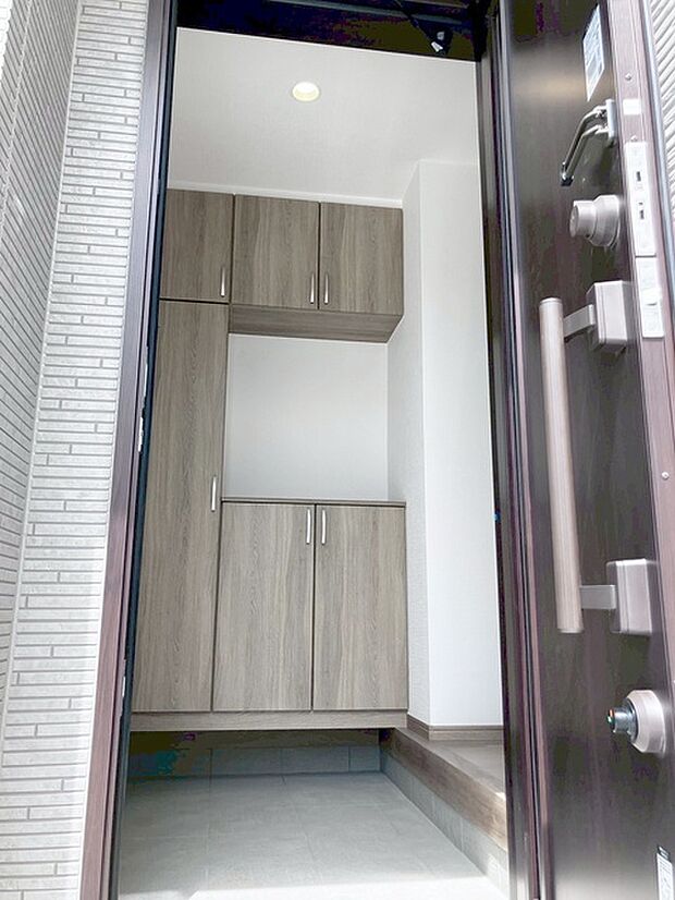 コンパクトながらも、使い勝手の良い玄関スペース。明るいデザインと、収納スペースを効果的に配置することで、使い勝手を最大限に引き出しています。 