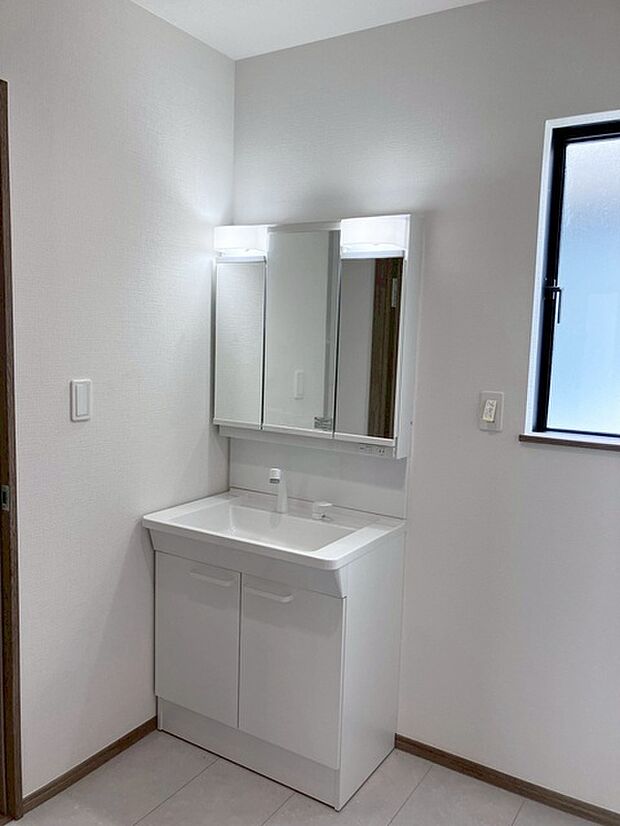 使いやすいタイプの洗面化粧台のあるランドリースペース 