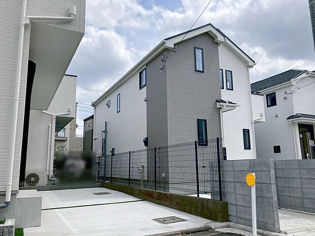 周辺の街並みの中で適度な主張、生活に溶け込むシンプルなデザインの外観が魅力の一戸建です。 