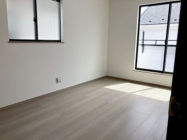 洋室はモダンなデザインと機能性を備え、快適な生活空間に。明るい窓から差し込む自然光が広々とした空間をさらに明るく開放的に感じさせます。  