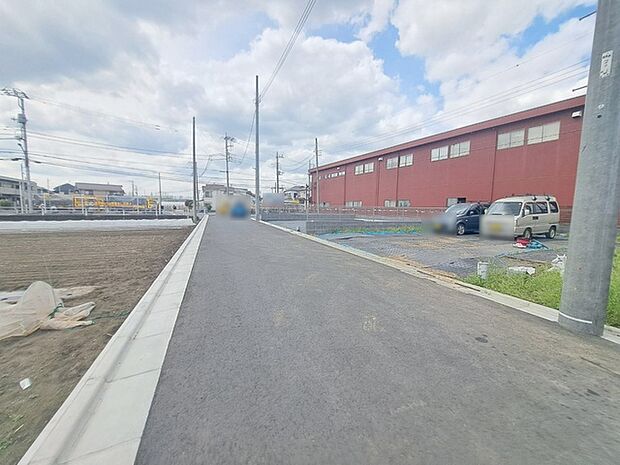 安心して暮らすことのできる住宅街。 住宅地の道路は一般に交通量が少なく車などの騒音が少ないため、住民にとって静かな生活環境が提供されます。