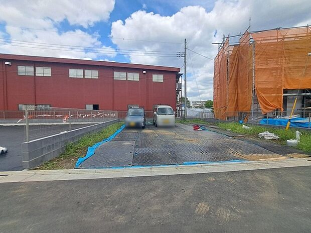 現地ご見学の際、スタッフが様々なご質問に対応いたします、周辺環境、前面道路、建築可能な建物について、ぜひご相談ください。