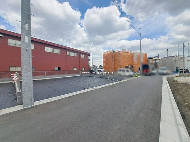 安心して暮らすことのできる住宅街。 住宅地の道路は一般に交通量が少なく車などの騒音が少ないため、住民にとって静かな生活環境が提供されます。