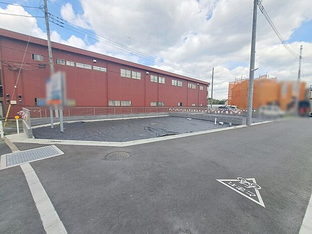 安心して暮らすことのできる住宅街。 住宅地の道路は一般に交通量が少なく車などの騒音が少ないため、住民にとって静かな生活環境が提供されます。