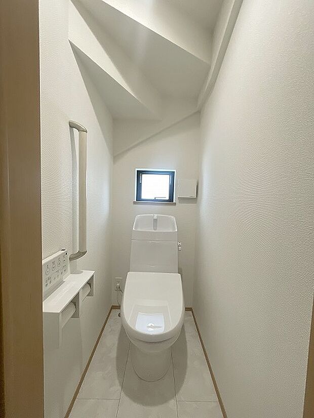 階段下を有効活用したトイレスペース。 便座はもちろんウォシュレット。