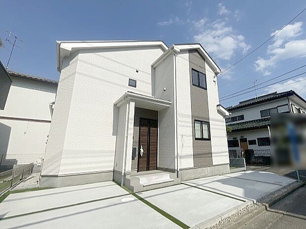 周辺の街並みの中で適度な主張、生活に溶け込むシンプルなデザインの外観が魅力の一戸建です。