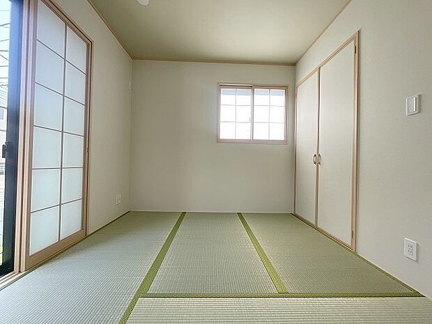畳の香りと柔らかな光がリラックスした空間を作ります。