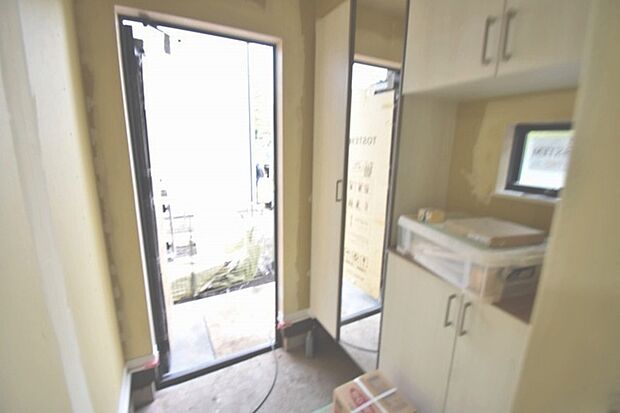 コンパクトながらも、使い勝手の良い玄関スペース。明るいデザインと、収納スペースを効果的に配置することで、使い勝手を最大限に引き出しています。 