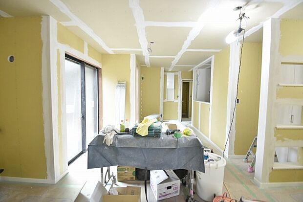 家族の集まるリビングは気持ちの良い自然光が差し込む団欒空間。室内のご見学予約も随時、受付中ですのでお気軽にお問合せください。 