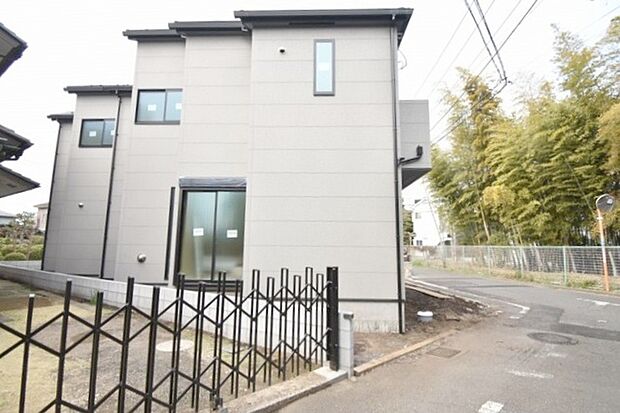 周辺の街並みの中で適度な主張、生活に溶け込むシンプルなデザインの外観が魅力の一戸建です。 