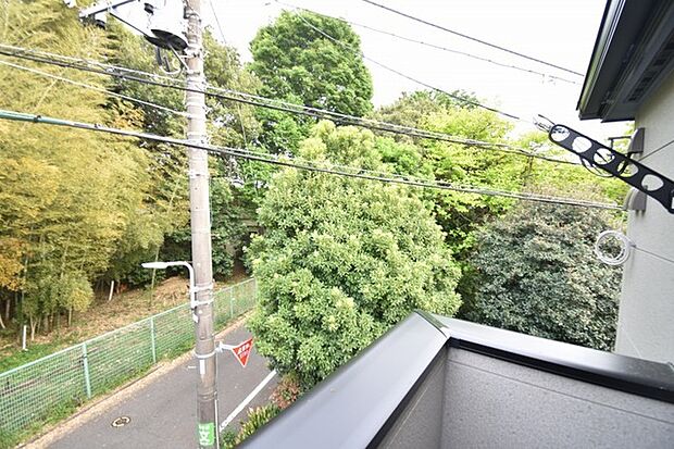 窓からの眺望です。実際に現地で眺望もご確認ください。