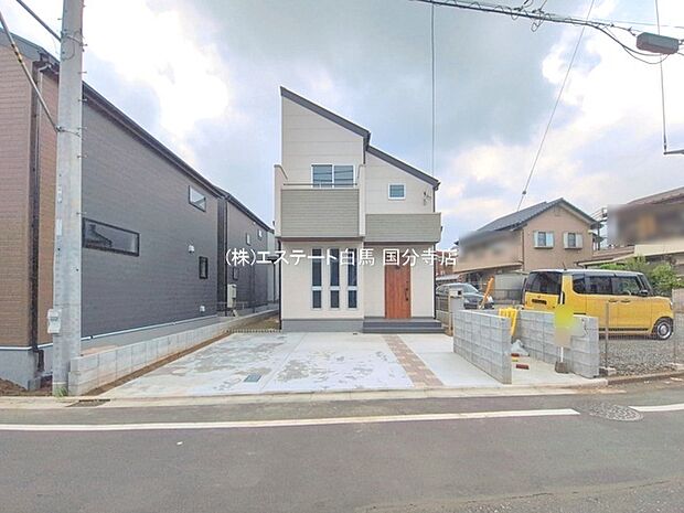 周辺の街並みの中で適度な主張、生活に溶け込むシンプルなデザインの外観が魅力の一戸建です。