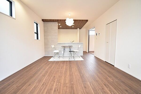家族みんなが集まるリビング。広さを重視した家族全員が集まれるリビングは、住む上で大事な空間になります。