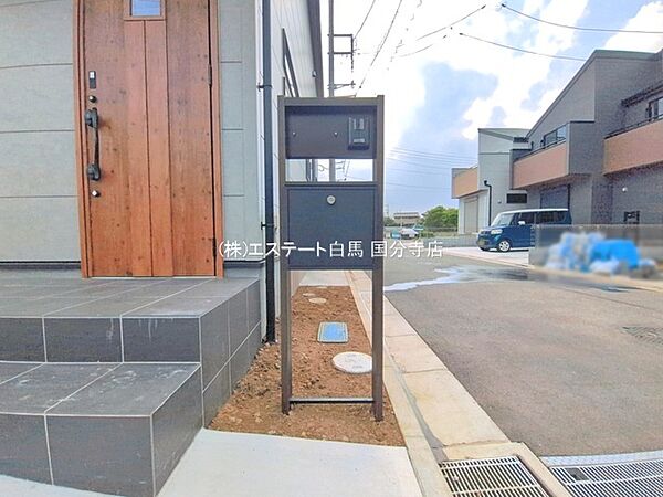 周辺の街並みの中で適度な主張、生活に溶け込むシンプルなデザインの外観が魅力の一戸建です。