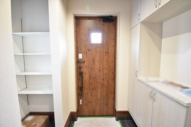 玄関は家の第一印象を左右する重要な場所。ほどよい広さとスタイリッシュな色遣いが印象的です。