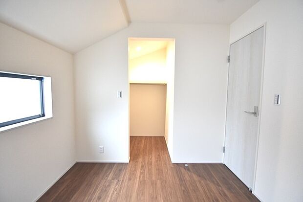 勾配天井の2階のお部屋。この勾配の角度がお洒落な雰囲気を感じさせてくれます。
