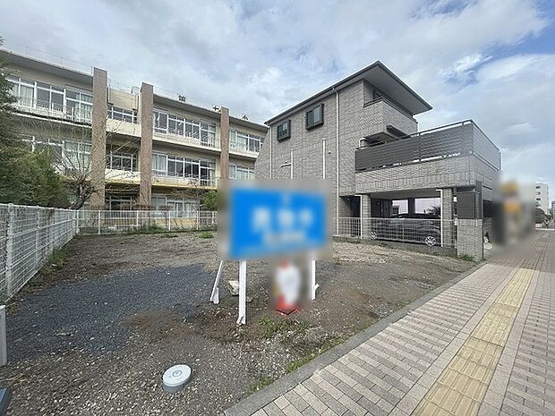 現地ご見学の際、スタッフが様々なご質問に対応いたします、周辺環境、前面道路、建築可能な建物について、ぜひご相談ください。