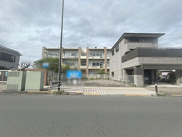 現地ご見学の際、スタッフが様々なご質問に対応いたします、周辺環境、前面道路、建築可能な建物について、ぜひご相談ください。