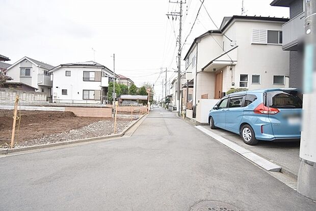 安心して暮らすことのできる住宅街。　住宅地の道路は一般に交通量が少なく車などの騒音が少ないため、住民にとって静かな生活環境が提供されます。 