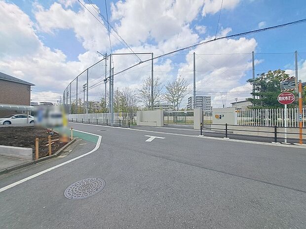 周辺は住宅が建ち並ぶ閑静な住宅街です。