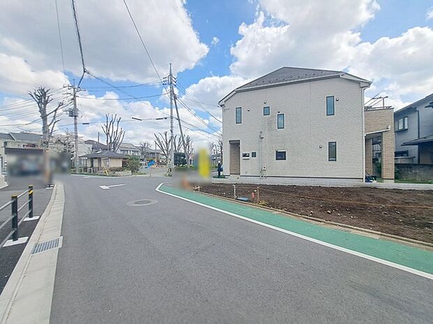 安心して暮らすことのできる住宅街。　住宅地の道路は一般に交通量が少なく車などの騒音が少ないため、住民にとって静かな生活環境が提供されます。 