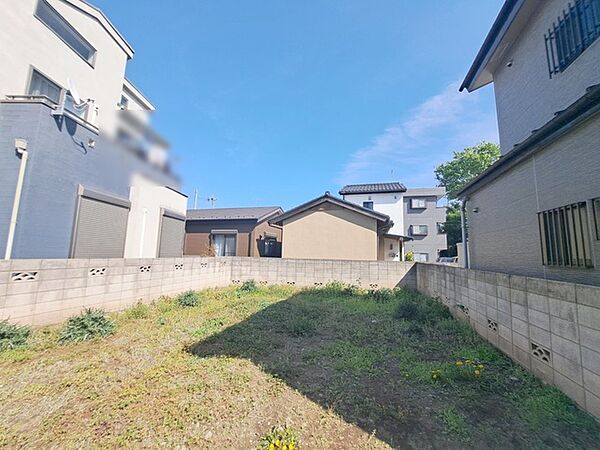 現地ご見学の際、スタッフが様々なご質問に対応いたします、周辺環境、前面道路、建築可能な建物について、ぜひご相談ください。