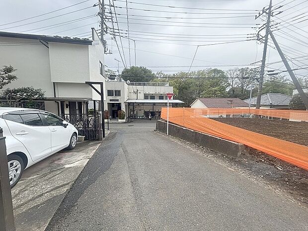 安心して暮らすことのできる住宅街。 住宅地の道路は一般に交通量が少なく車などの騒音が少ないため、住民にとって静かな生活環境が提供されます。