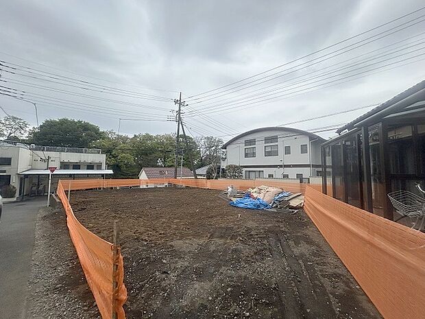 現地ご見学の際、スタッフが様々なご質問に対応いたします、周辺環境、前面道路、建築可能な建物について、ぜひご相談ください。