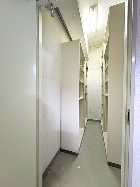 実際に室内をご見学頂くと生活のイメージが広がると思います。家具を置いたイメージや窓からの景色など。周辺で販売に出している物件も一緒にまとめてご見学頂き、比較する事もできます。