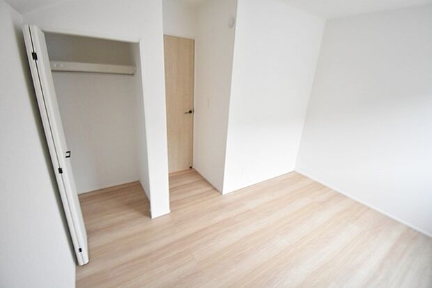 実際に室内をご見学頂くと生活のイメージが広がります。家具を置いたイメージや窓からの景色など、現地で体感ください。