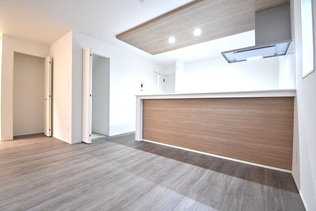 家族が一番集まる場所だから広々としつつも素敵な空間であって欲しい。みんながくつろぐリビングからキッチンまでが一つの空間のように繋がる間取り。