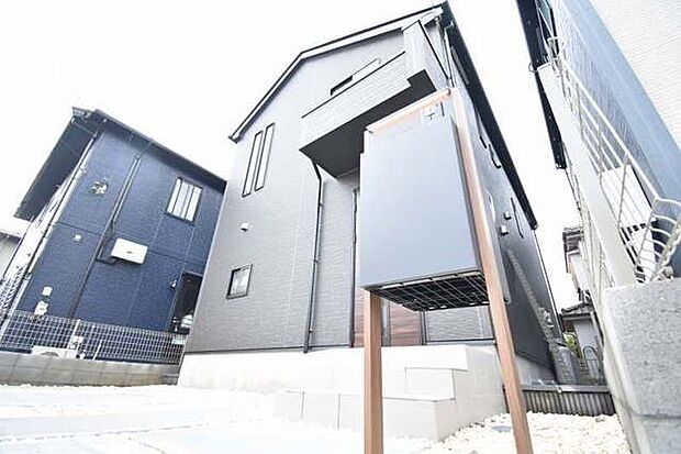 周辺の街並みの中で適度な主張、生活に溶け込むシンプルなデザインの外観が魅力の一戸建です。