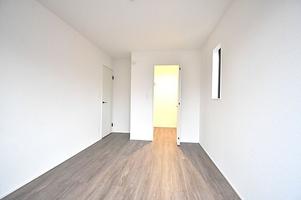 スタイリッシュなデザインと快適な居住性を兼ね備えた洋室。広々とした空間は、自分らしいインテリアを楽しむことができるほか、リラックスした時間を過ごすことができそうです。