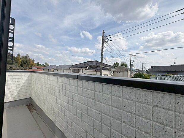 季節の変化や天気の良い日には、バルコニーでの時間が心地よく、気分をリフレッシュさせることができます。 