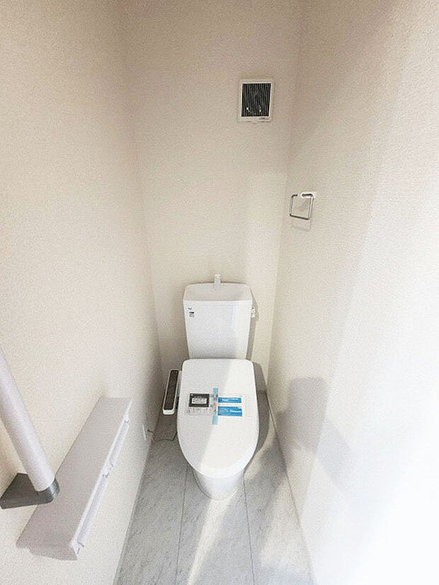 トイレにはウォシュレット機能を標準装備。 