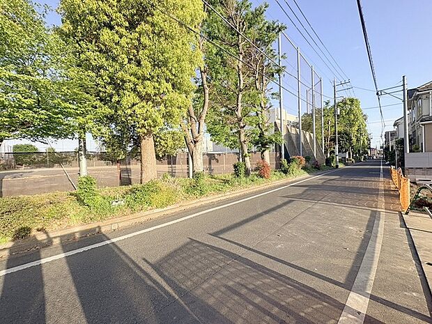周辺は住宅が建ち並ぶ閑静な住宅街です。 