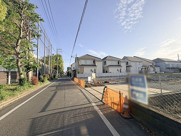 安心して暮らすことのできる住宅街。　住宅地の道路は一般に交通量が少なく車などの騒音が少ないため、住民にとって静かな生活環境が提供されます。 